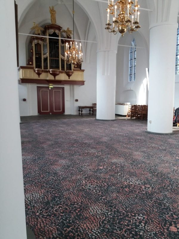 Joldersma Wonen werkt 600 jaar oude kerk af met Desso tapijt