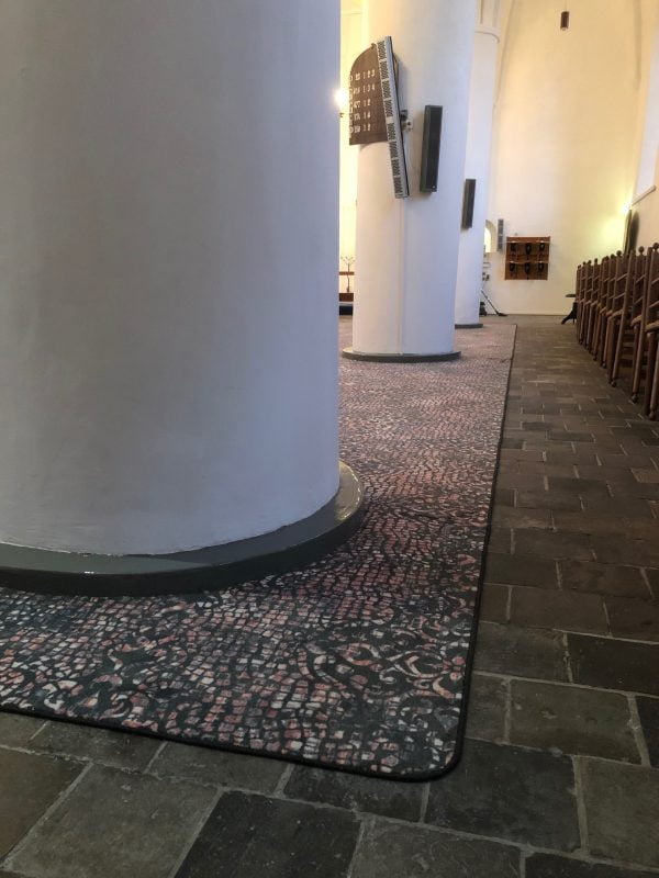 Joldersma Wonen werkt 600 jaar oude kerk af met Desso tapijt