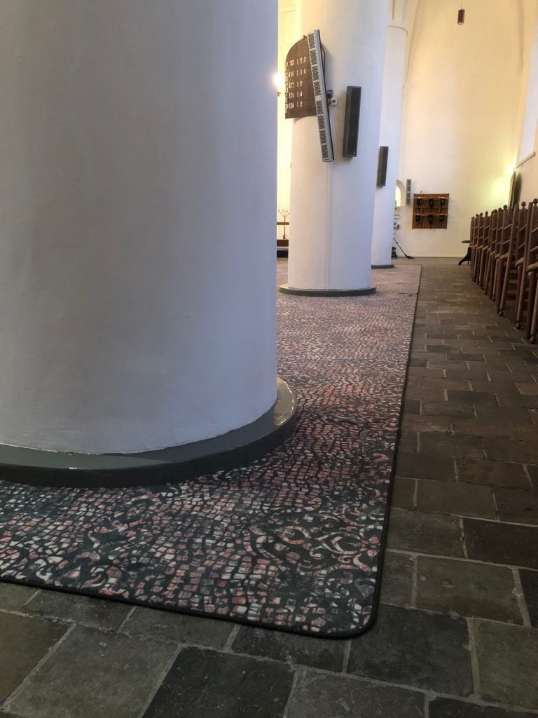 Joldersma Wonen werkt 600 jaar oude kerk af met Desso tapijt