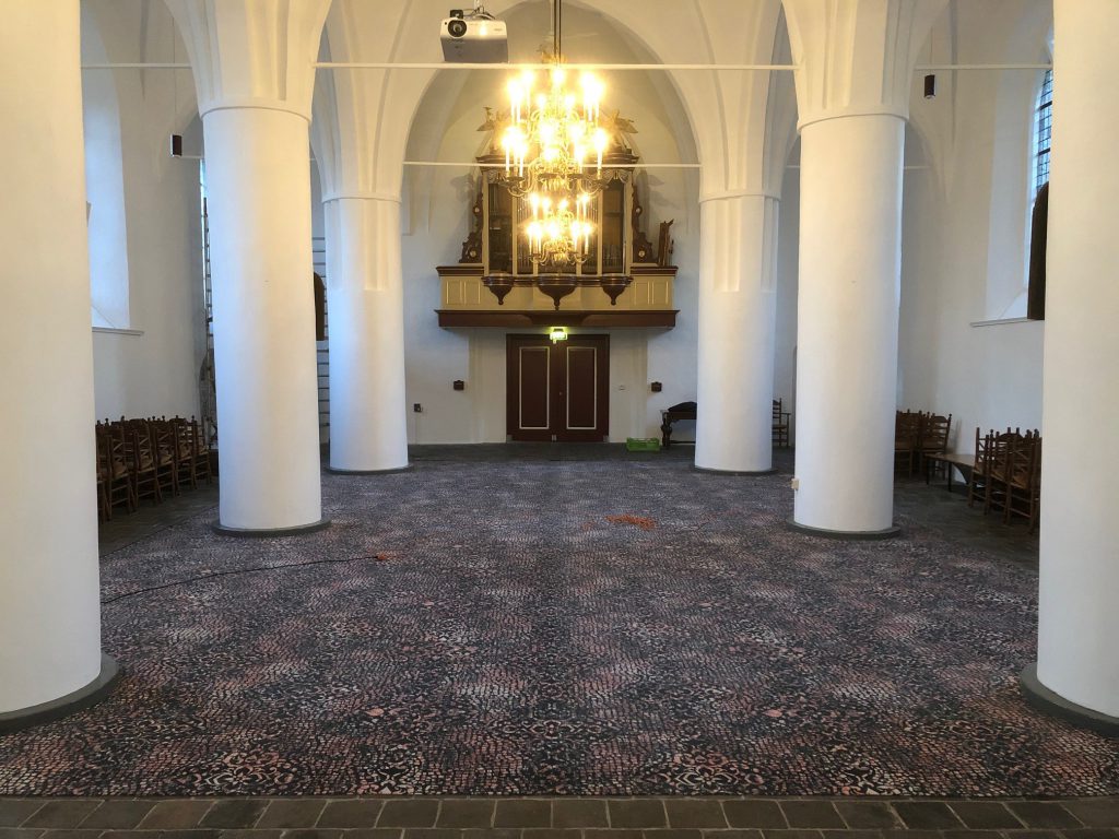 Joldersma Wonen werkt 600 jaar oude kerk af met Desso tapijt