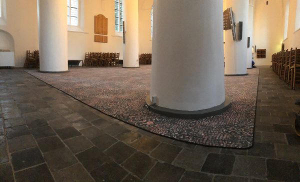 Joldersma Wonen werkt 600 jaar oude kerk af met Desso tapijt