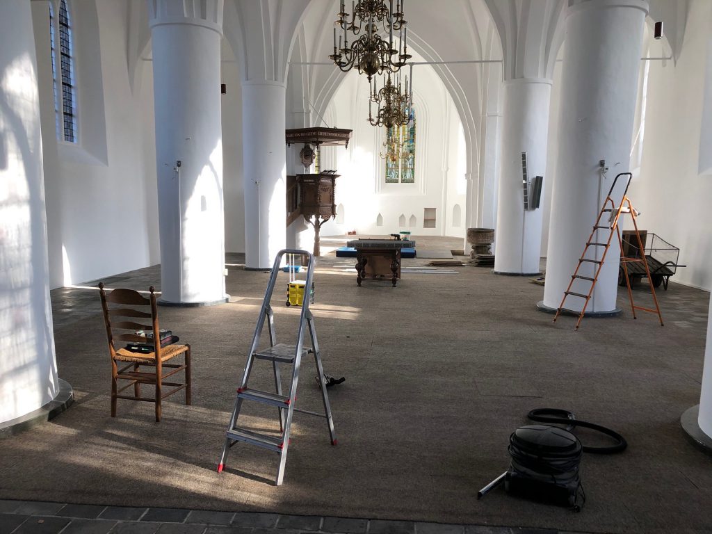 Joldersma Wonen werkt 600 jaar oude kerk af met Desso tapijt