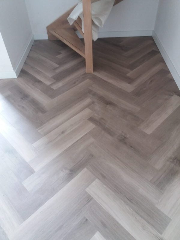 PVC Mflor Parva Plus visgraat gelegd in Schoonebeek.