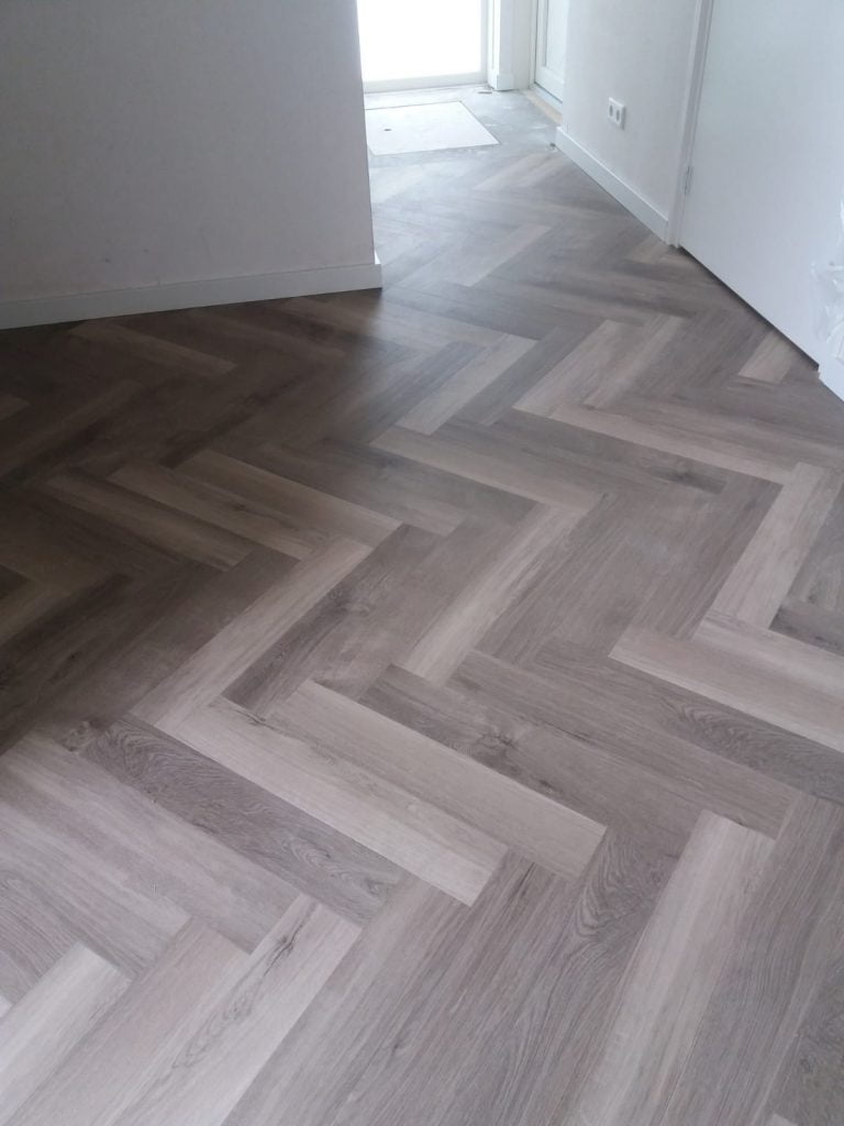 PVC Mflor Parva Plus visgraat gelegd in Schoonebeek.