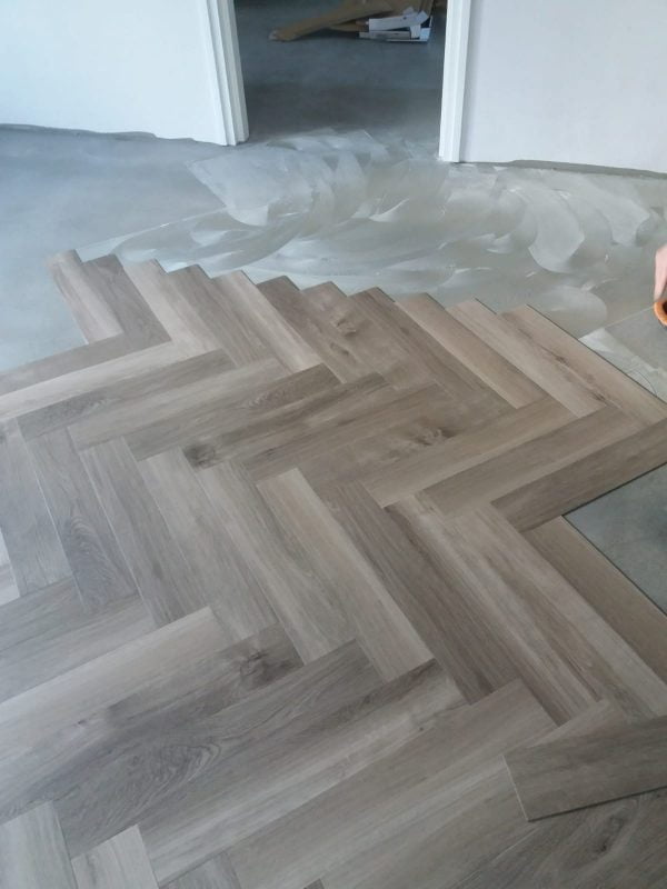 PVC Mflor Parva Plus visgraat gelegd in Schoonebeek.