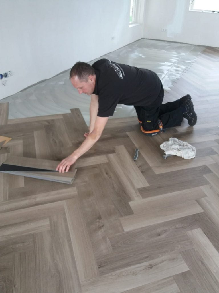 PVC Mflor Parva Plus visgraat gelegd in Schoonebeek.