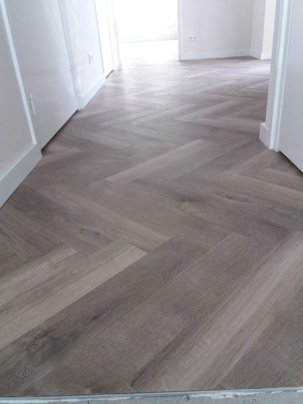 PVC Mflor Parva Plus visgraat gelegd in Schoonebeek.