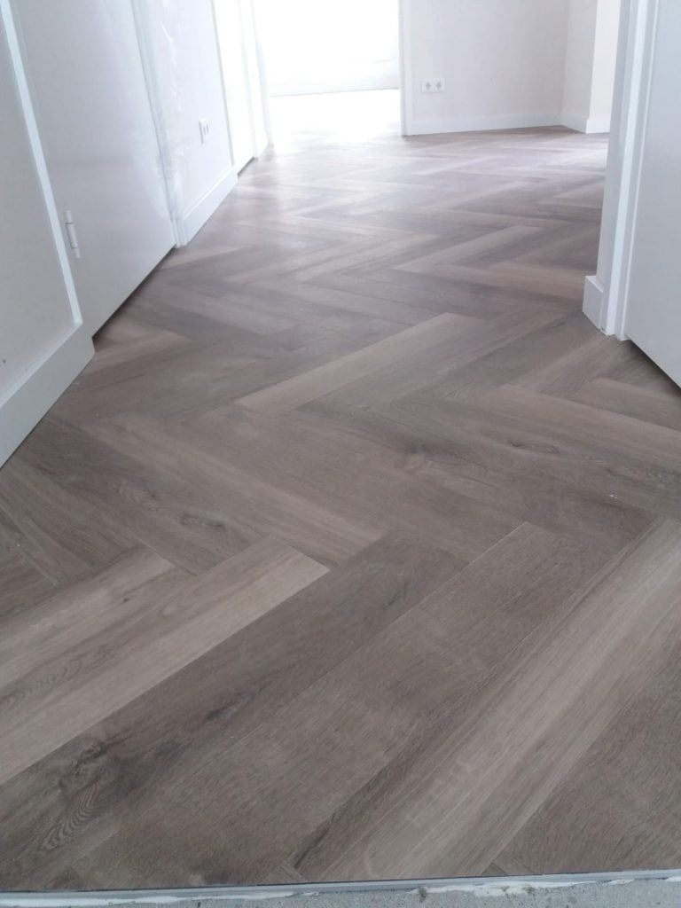 PVC Mflor Parva Plus visgraat gelegd in Schoonebeek.