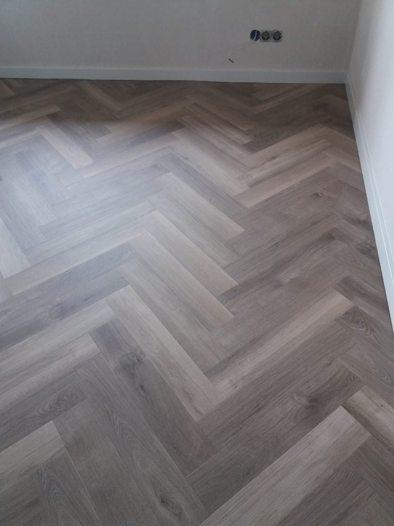 PVC Mflor Parva Plus visgraat gelegd in Schoonebeek.