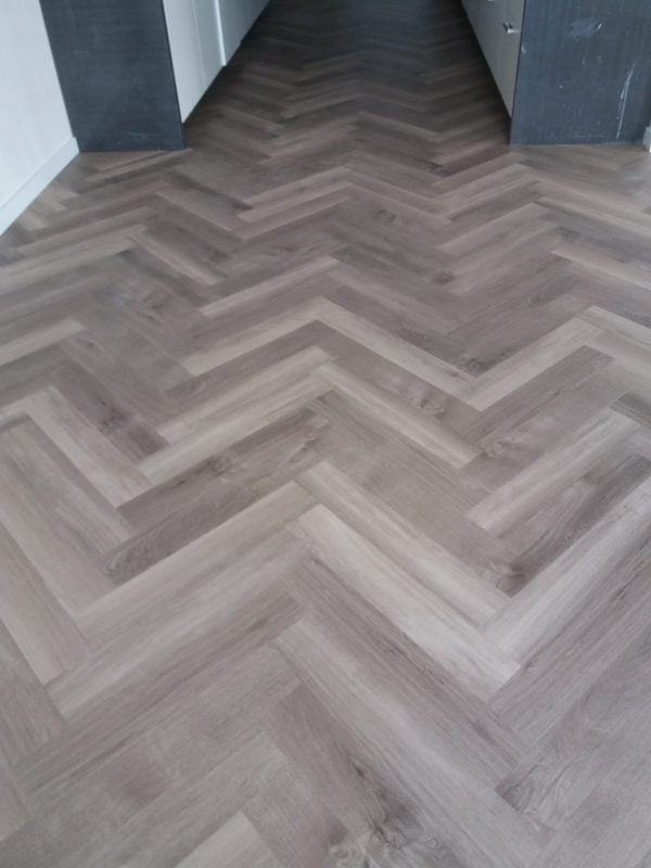 PVC Mflor Parva Plus visgraat gelegd in Schoonebeek.