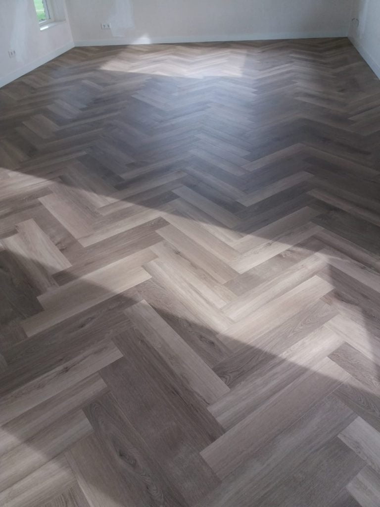 PVC Mflor Parva Plus visgraat gelegd in Schoonebeek.