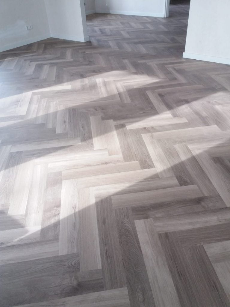 PVC Mflor Parva Plus visgraat gelegd in Schoonebeek.