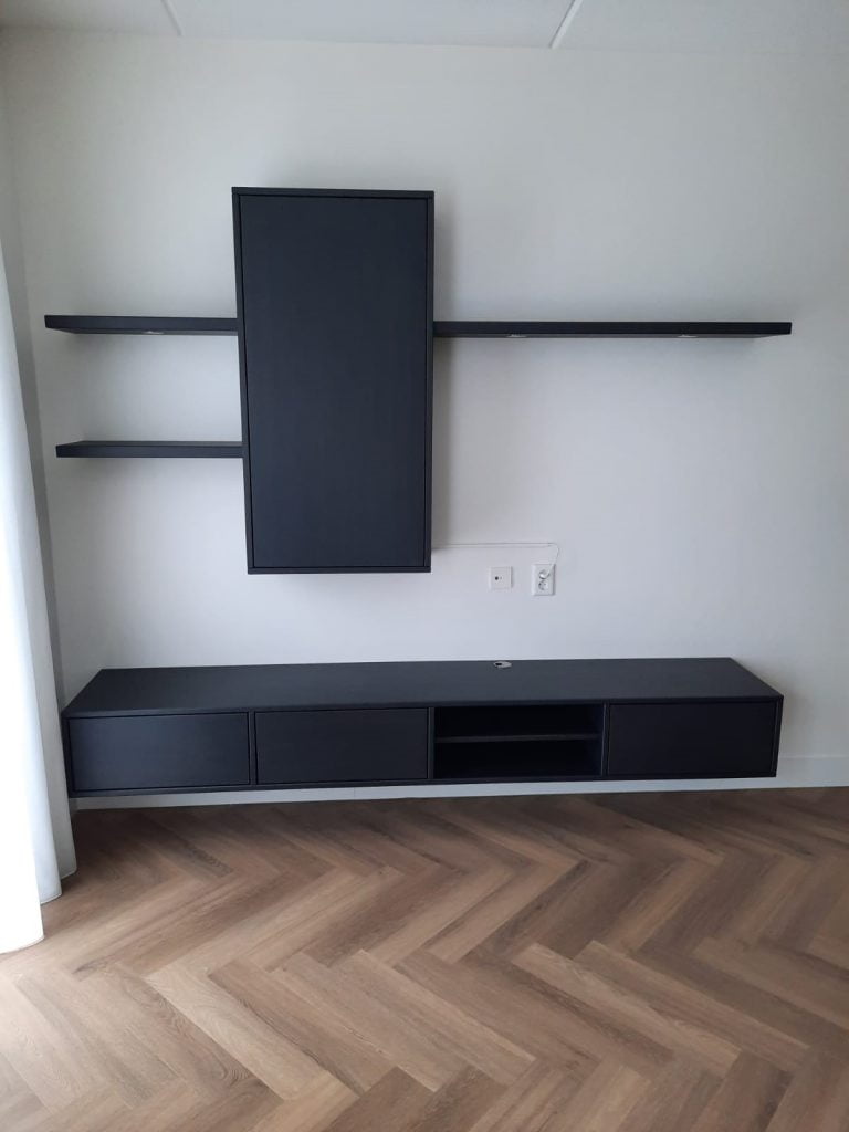Modern eiken wandkast in mat zwart gemonteerd in Coevorden