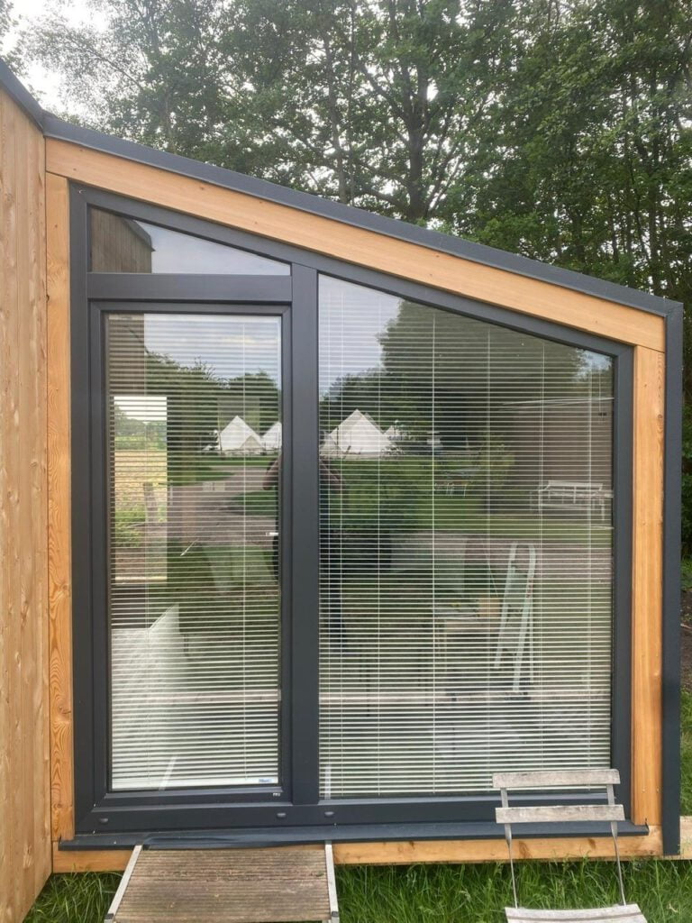 Schuine Luxaflex jaloezieën gemonteerd.