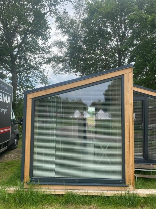 Schuine Luxaflex jaloezieën gemonteerd.