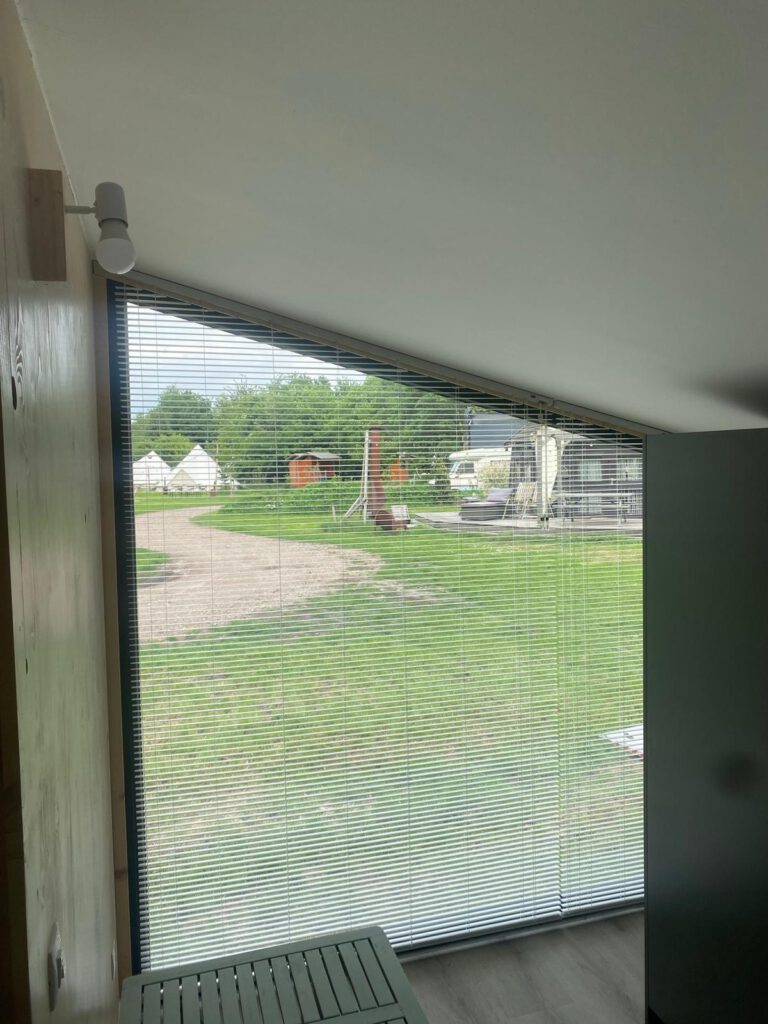 Schuine Luxaflex jaloezieën gemonteerd.