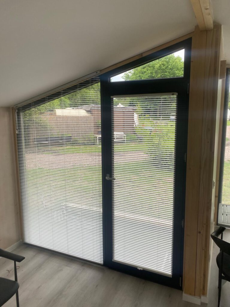 Schuine Luxaflex jaloezieën gemonteerd.
