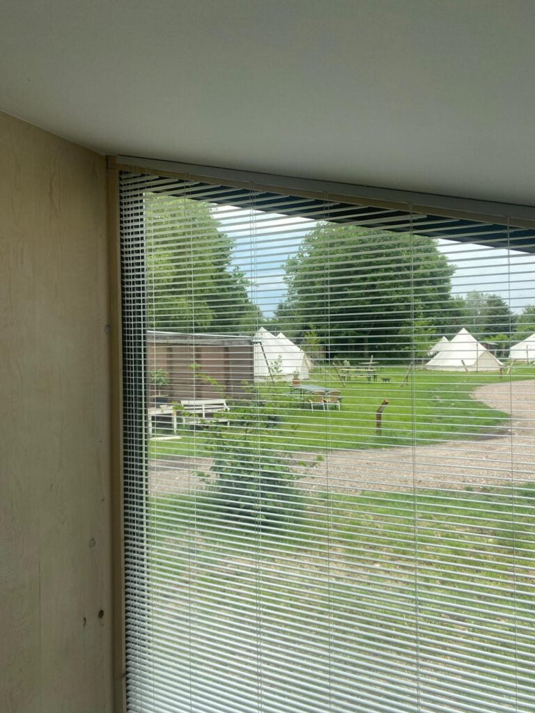 Schuine Luxaflex jaloezieën gemonteerd.