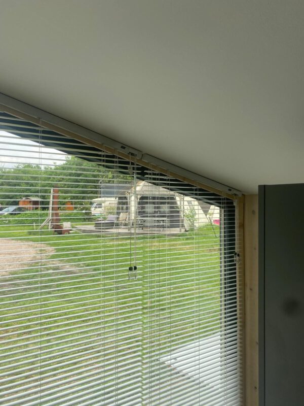 Schuine Luxaflex jaloezieën gemonteerd.