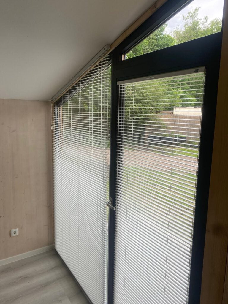 Schuine Luxaflex jaloezieën gemonteerd.