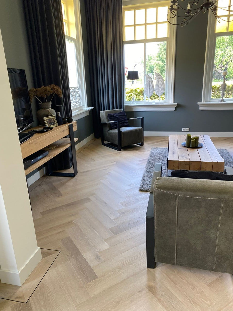 Op Erica deze prachtige visgraat pvc vloer met bies rondom gelegd ...