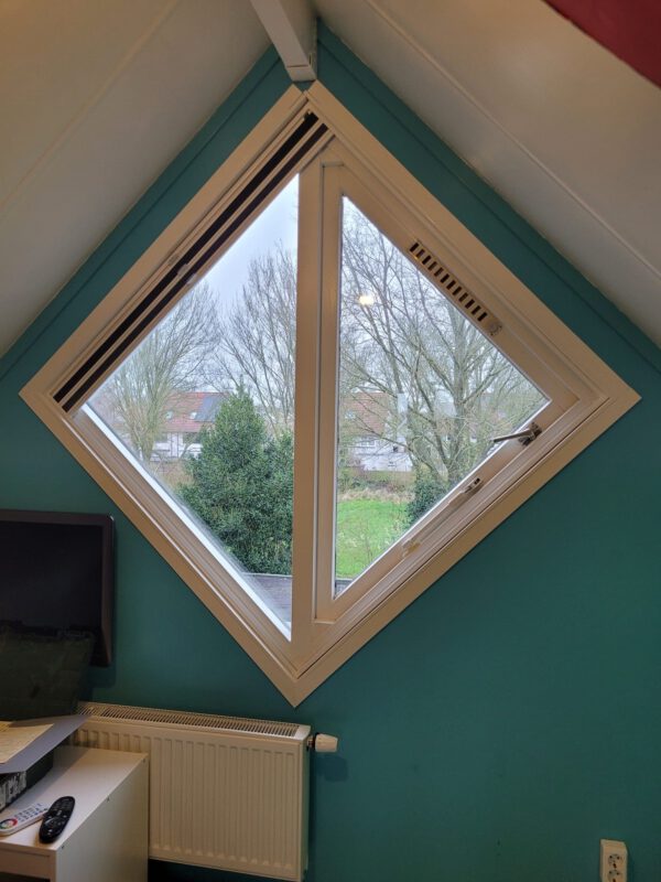 Ruitvormig raam voorzien van Luxaflex® Duette® met Hor