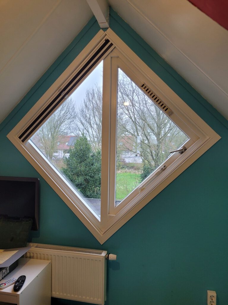 Ruitvormig raam voorzien van Luxaflex® Duette® met Hor