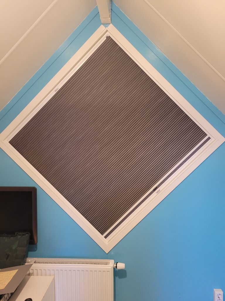 Ruitvormig raam voorzien van Luxaflex® Duette® met Hor
