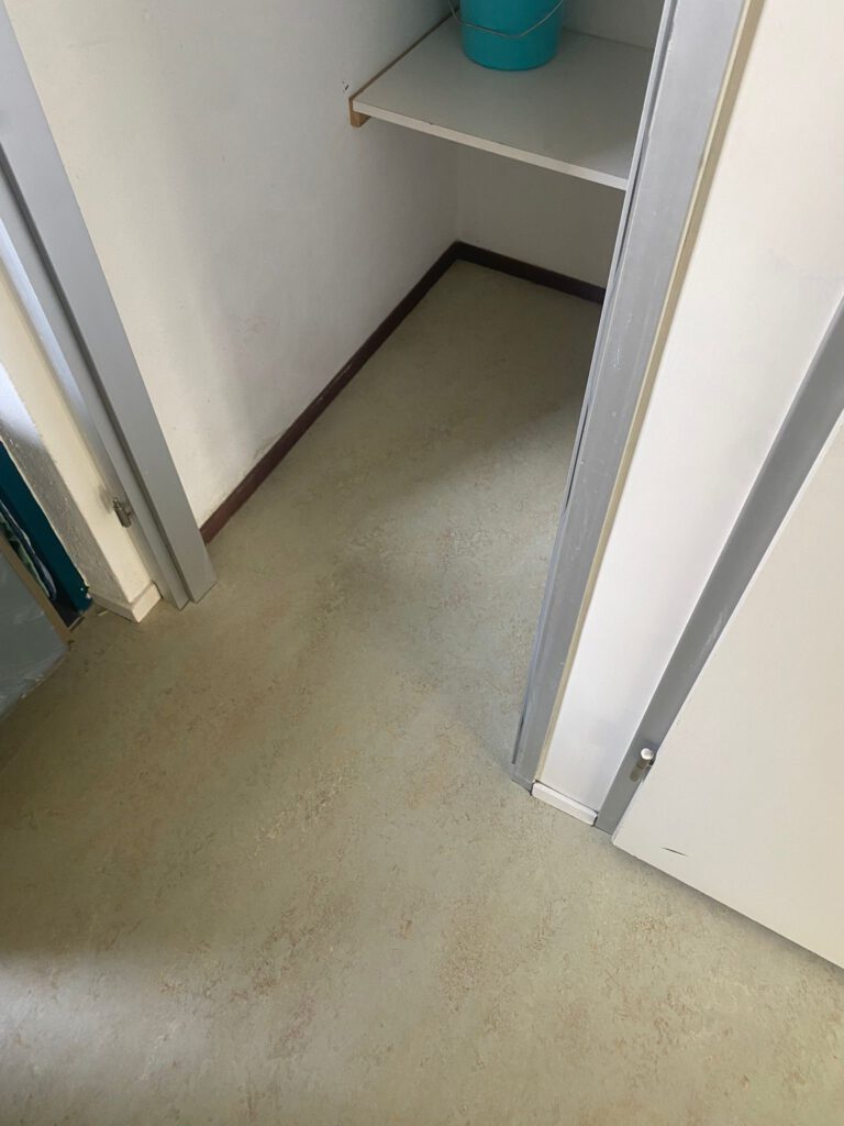 30 jaar oude marmoleum vloer vervangen door ?........................... juist, weer marmoleum