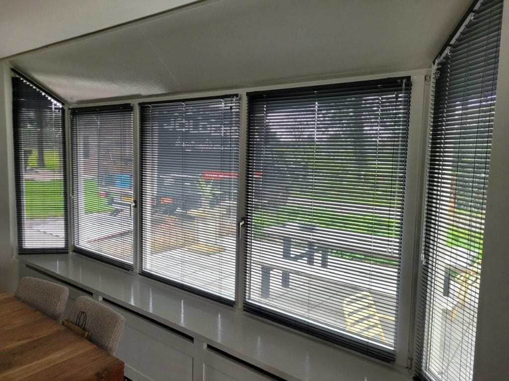 Schuine jaloezieën gemonteerd in Schoonebeek
