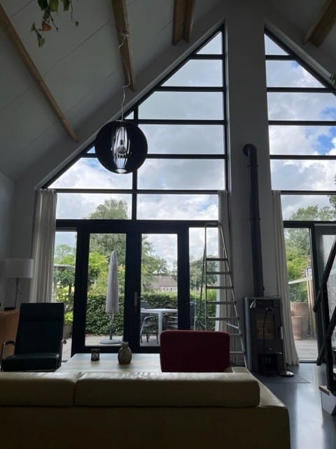 Verticale lamellen voor schuine ramen gemonteerd in Gees