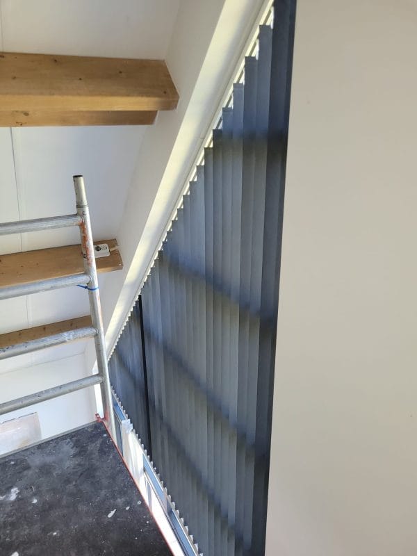 Verticale lamellen voor schuine ramen gemonteerd in Gees