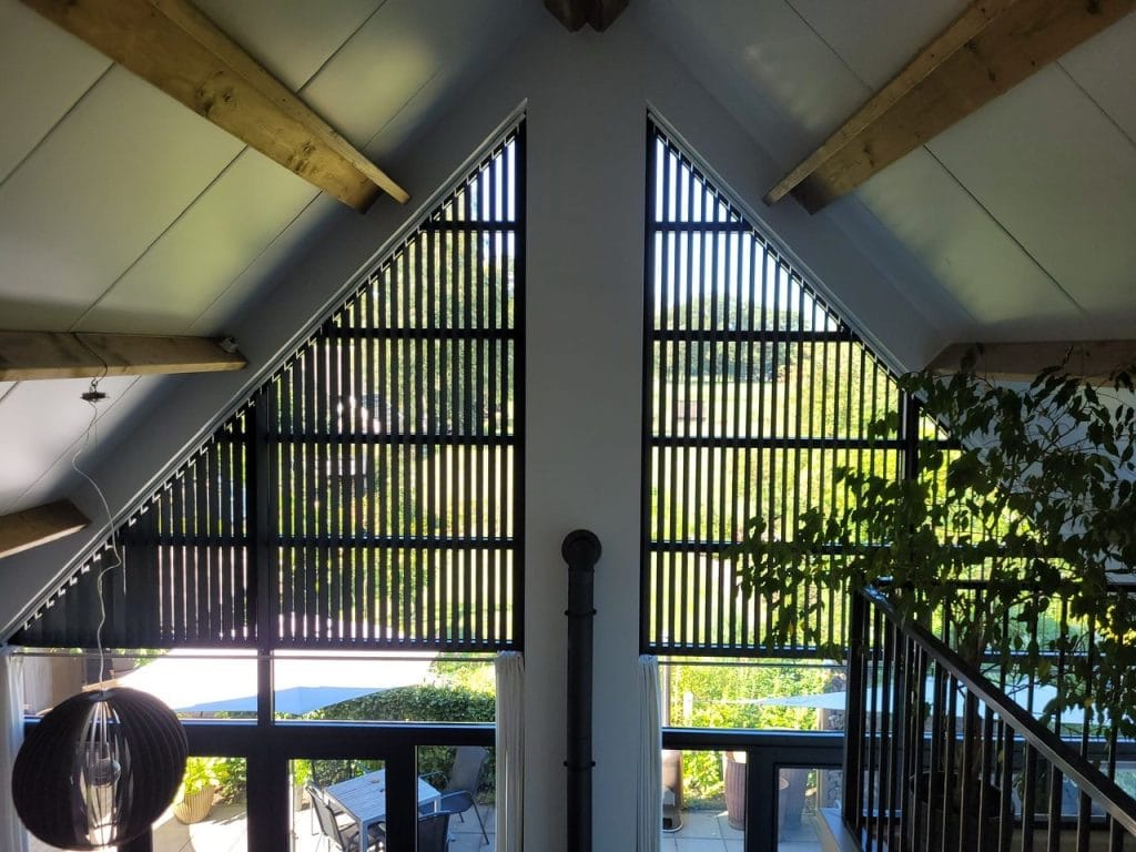 Verticale lamellen voor schuine ramen gemonteerd in Gees