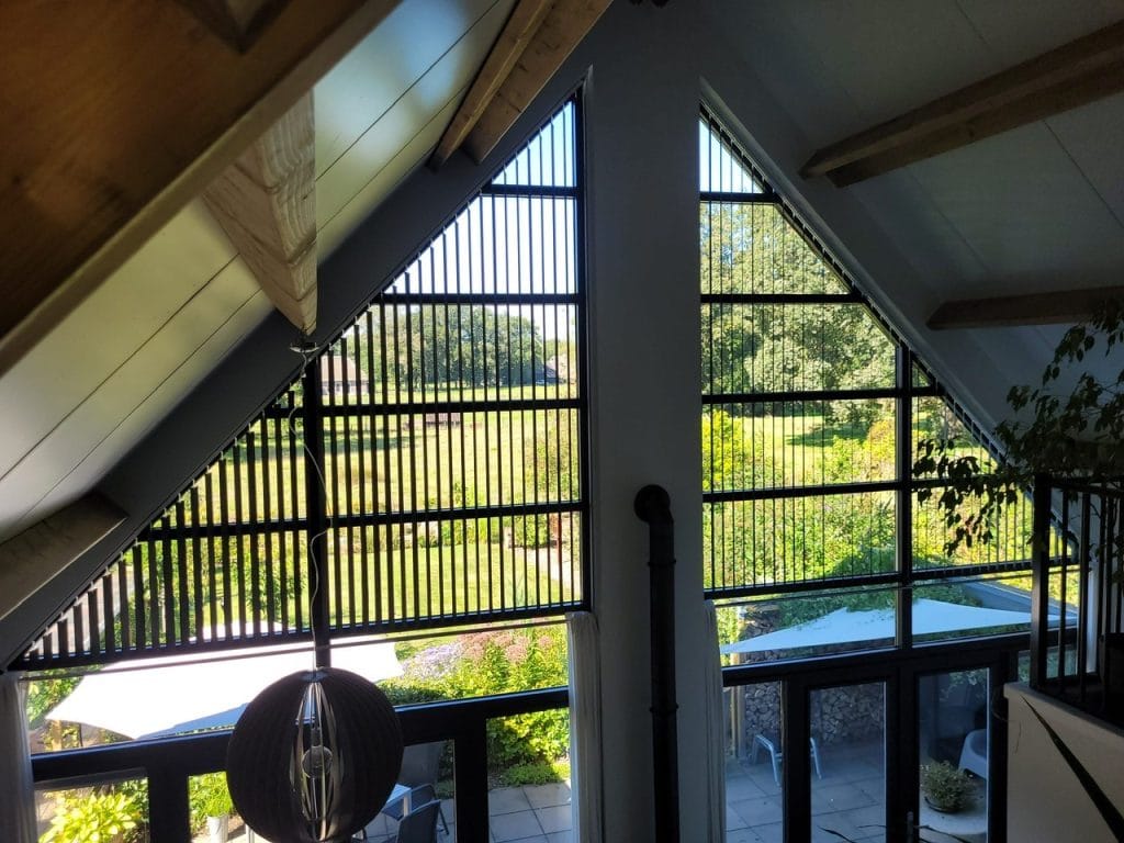 Verticale lamellen voor schuine ramen gemonteerd in Gees