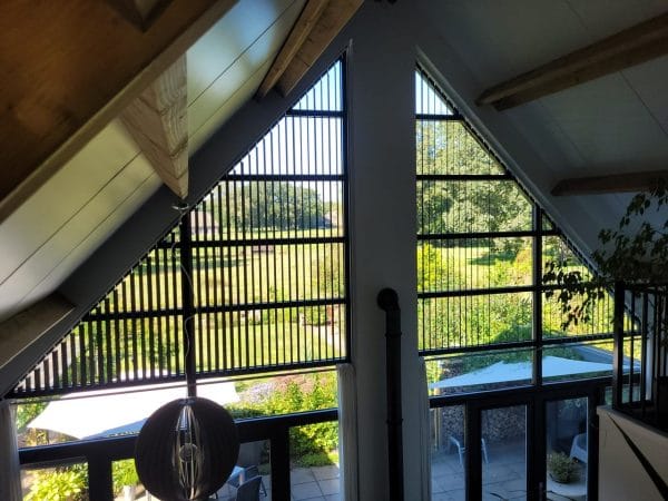Verticale lamellen voor schuine ramen gemonteerd in Gees