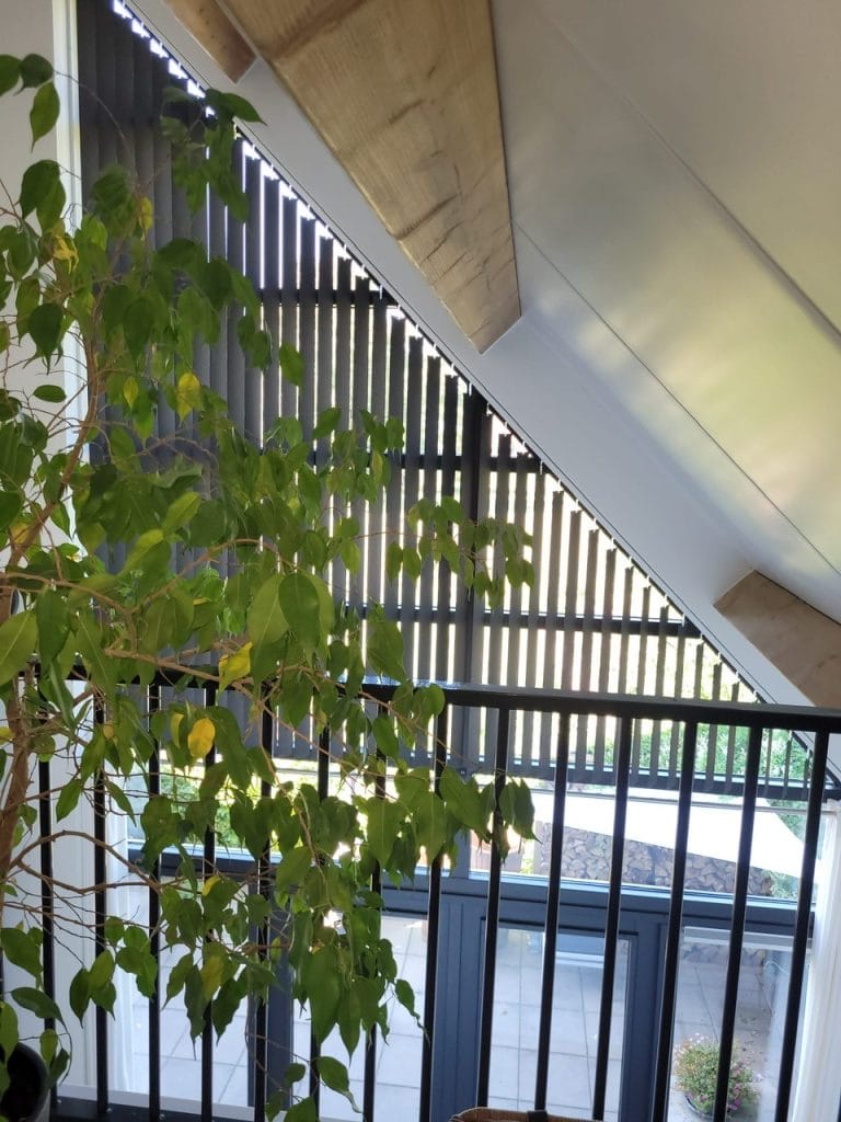 Verticale lamellen voor schuine ramen gemonteerd in Gees