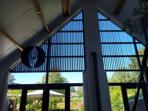 Verticale lamellen voor schuine ramen gemonteerd in Gees