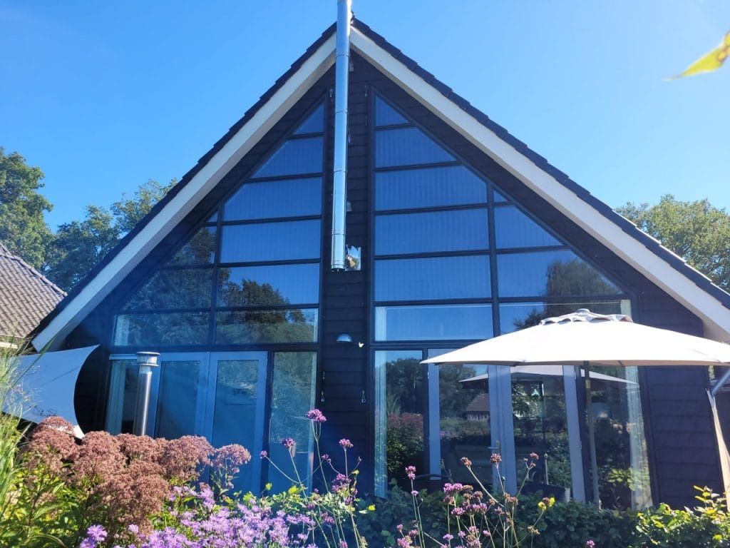 Verticale lamellen voor schuine ramen gemonteerd in Gees