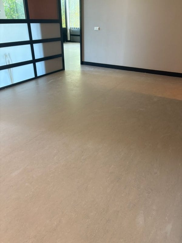 Marmoleum Concrete 3702 liquid clay gelegd in Klazienaveen
