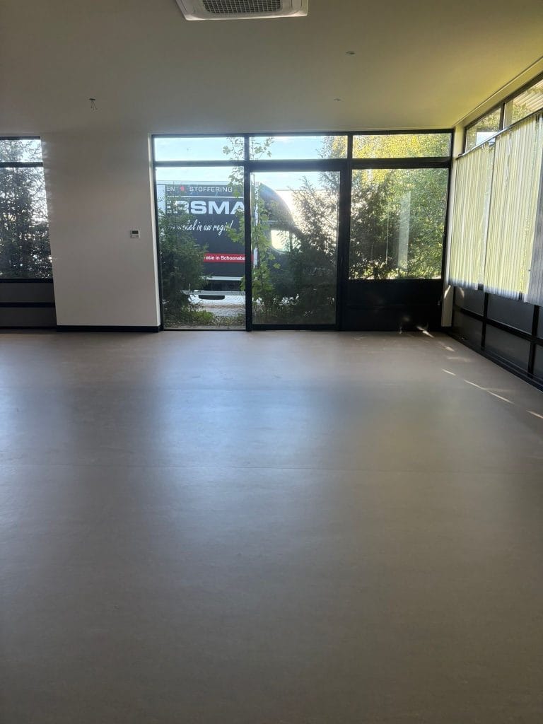 Marmoleum Concrete 3702 liquid clay gelegd in Klazienaveen