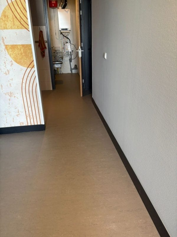 Marmoleum Concrete 3702 liquid clay gelegd in Klazienaveen