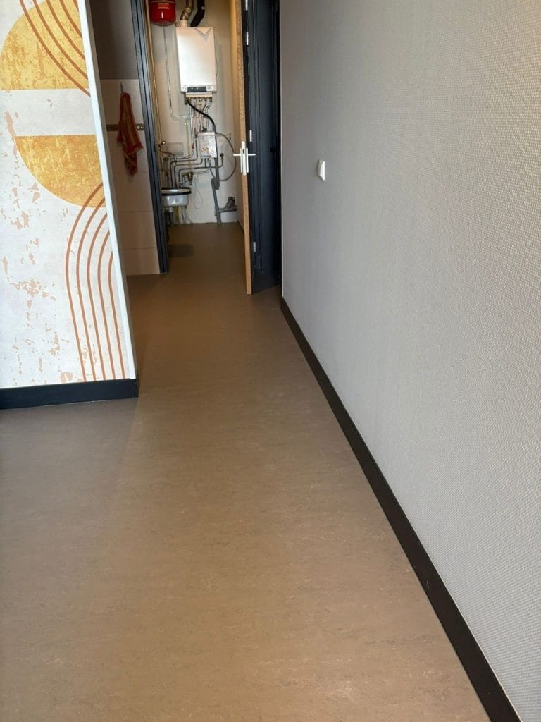 Marmoleum Concrete 3702 liquid clay gelegd in Klazienaveen