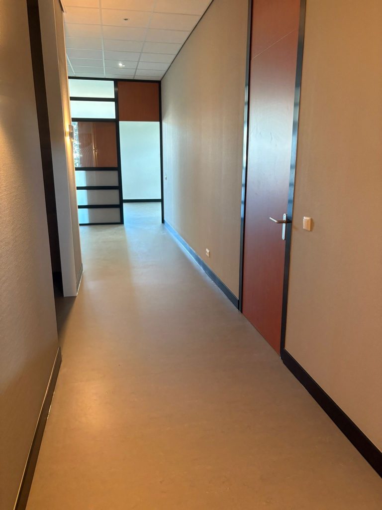 Marmoleum Concrete 3702 liquid clay gelegd in Klazienaveen