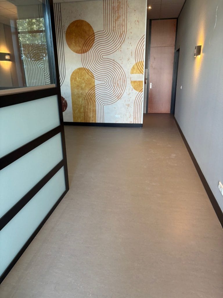 Marmoleum Concrete 3702 liquid clay gelegd in Klazienaveen
