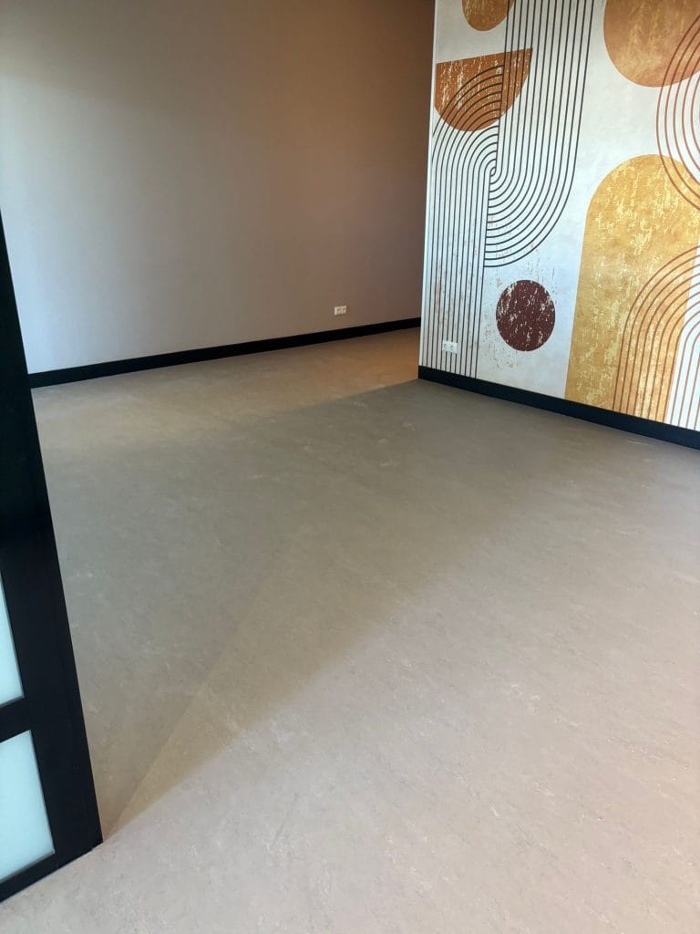 Marmoleum Concrete 3702 liquid clay gelegd in Klazienaveen
