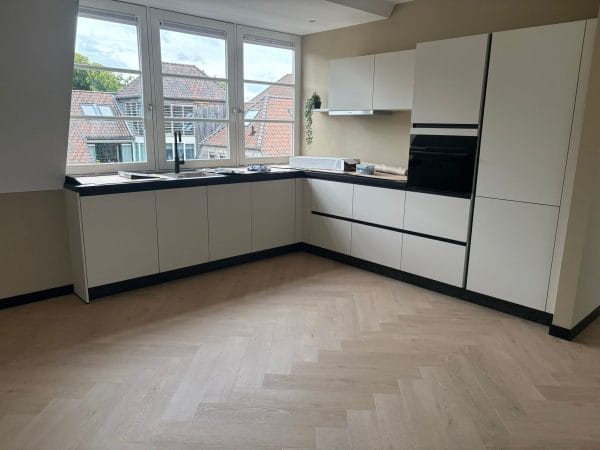 PVC visgraat gelegd in appartement te Dalen