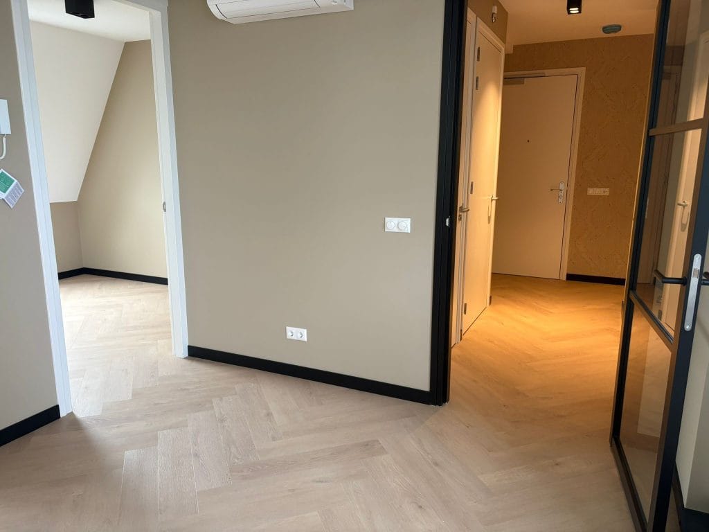 PVC visgraat gelegd in appartement te Dalen